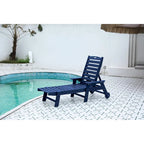 Chaise longue d'extérieur texturée bois, transat surdimensionné, chaise longue de patio avec roues et porte-gobelet