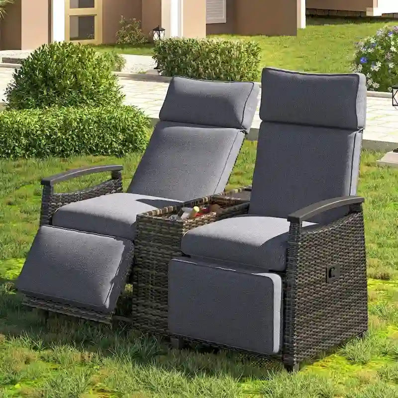 Ensemble de chaises longues de patio avec accoudoirs en bois d'acacia et table de rangement intégrée pour balcon
