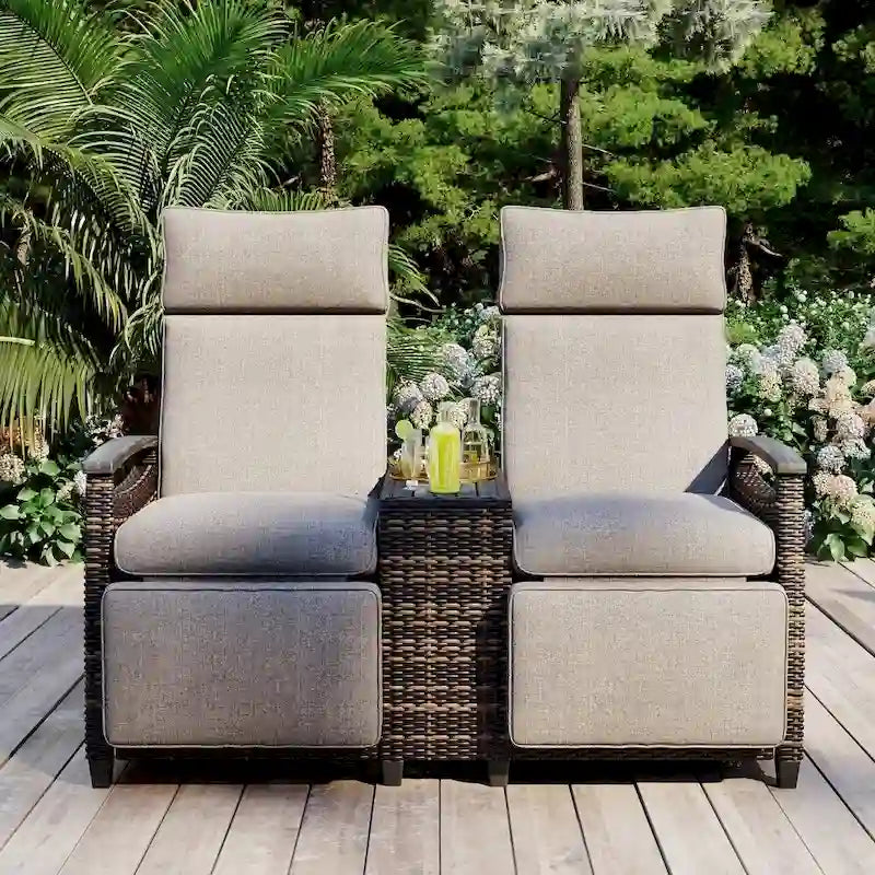 Ensemble de chaises longues de patio avec accoudoirs en bois d'acacia et table de rangement intégrée pour balcon