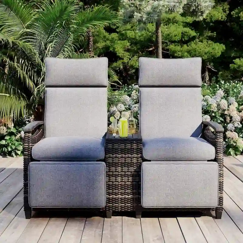 Ensemble de chaises longues de patio avec accoudoirs en bois d'acacia et table de rangement intégrée pour balcon
