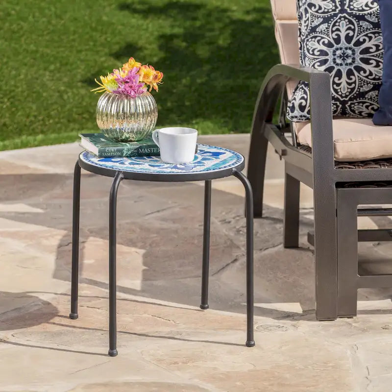 Charmante table d'appoint d'extérieur au design artistique et à la fonctionnalité pratique