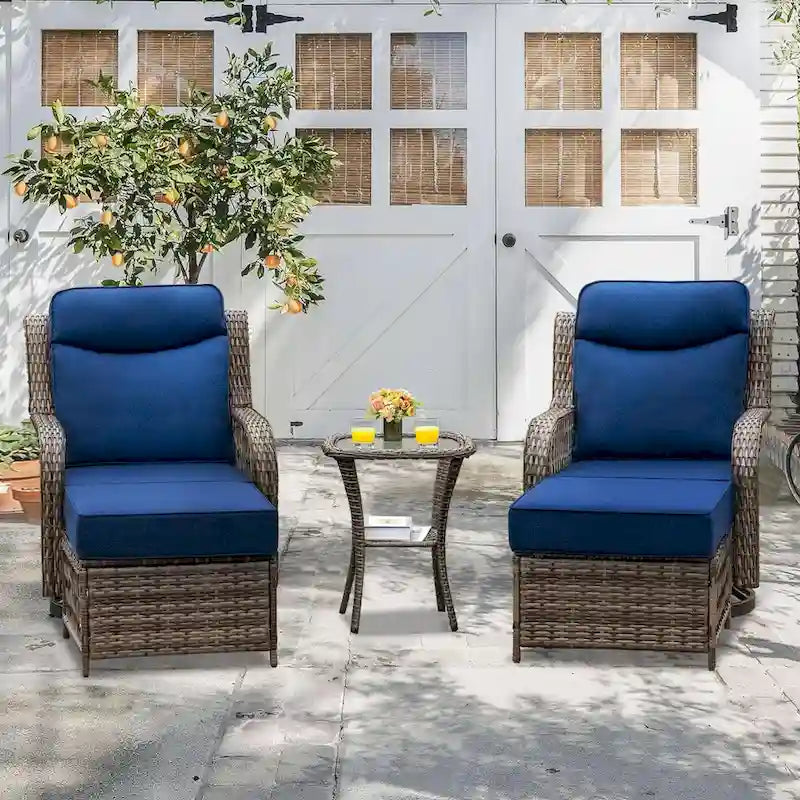 Ensemble de 2 chaises de patio pivotantes et basculantes à dossier haut avec coussins de 12,7 cm d'épaisseur et table d'appoint pour véranda, bord de piscine