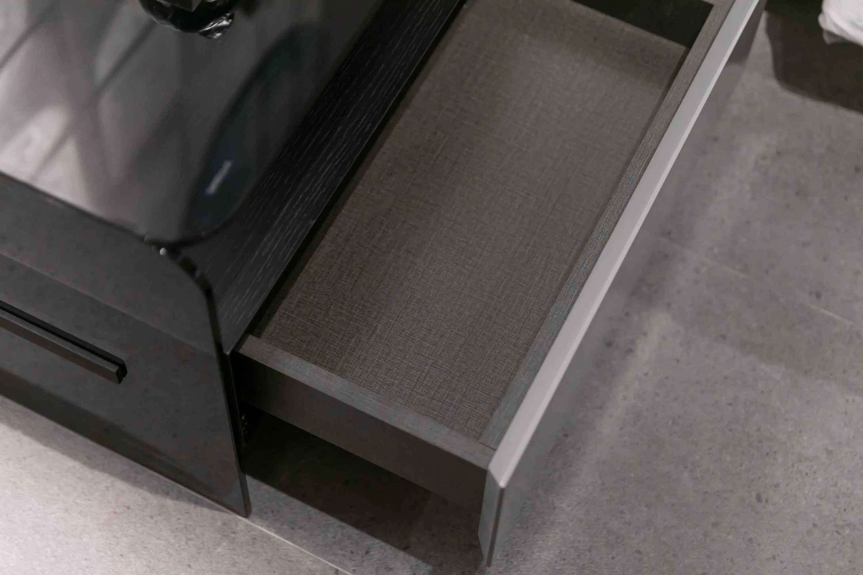Table de chevet minimaliste en verre noir pour chambres modernes