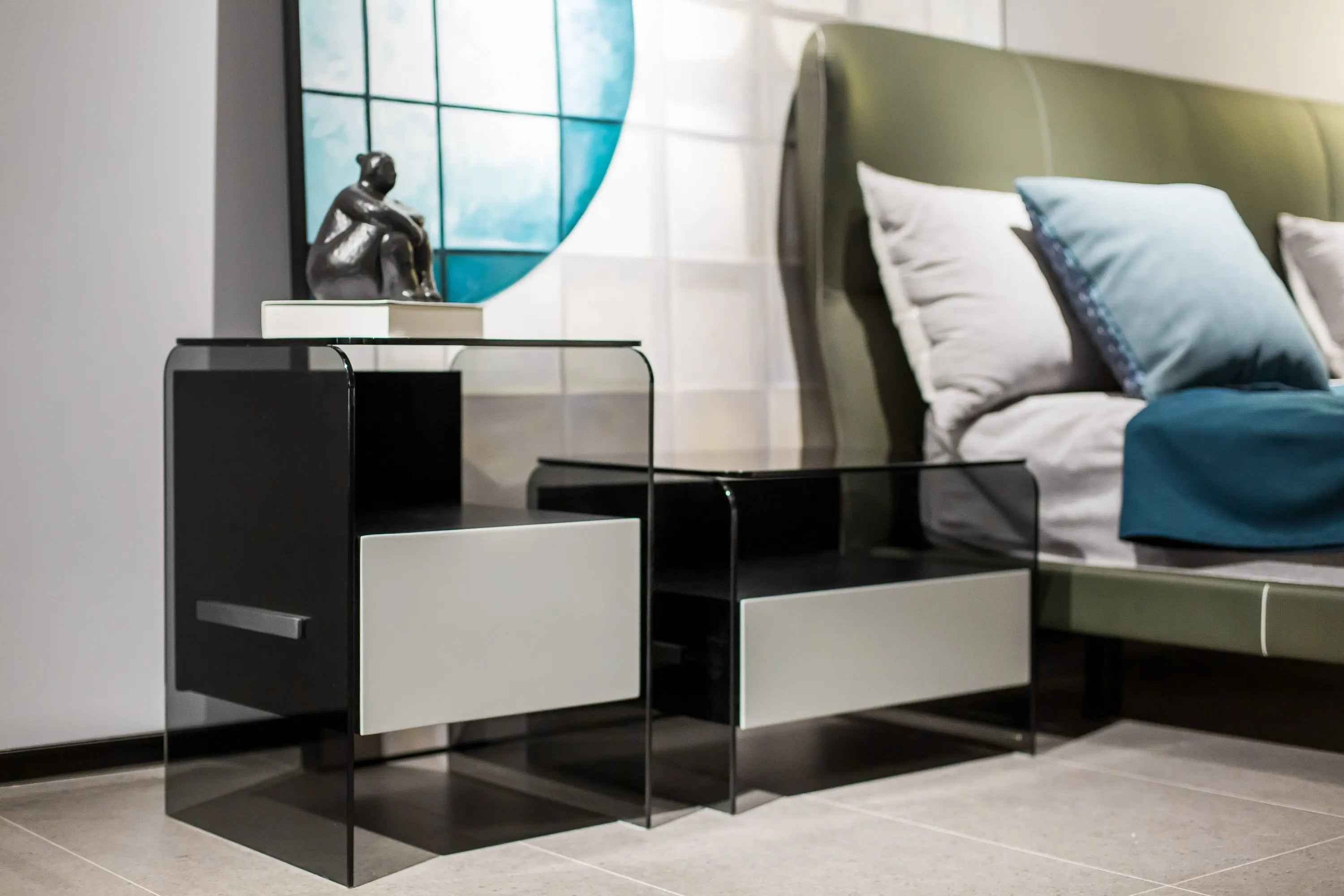 Table de chevet minimaliste en verre noir pour chambres modernes