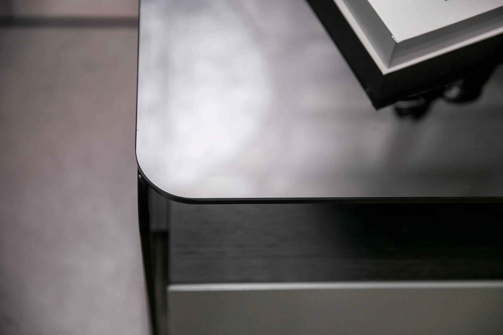 Table de chevet minimaliste en verre noir pour chambres modernes