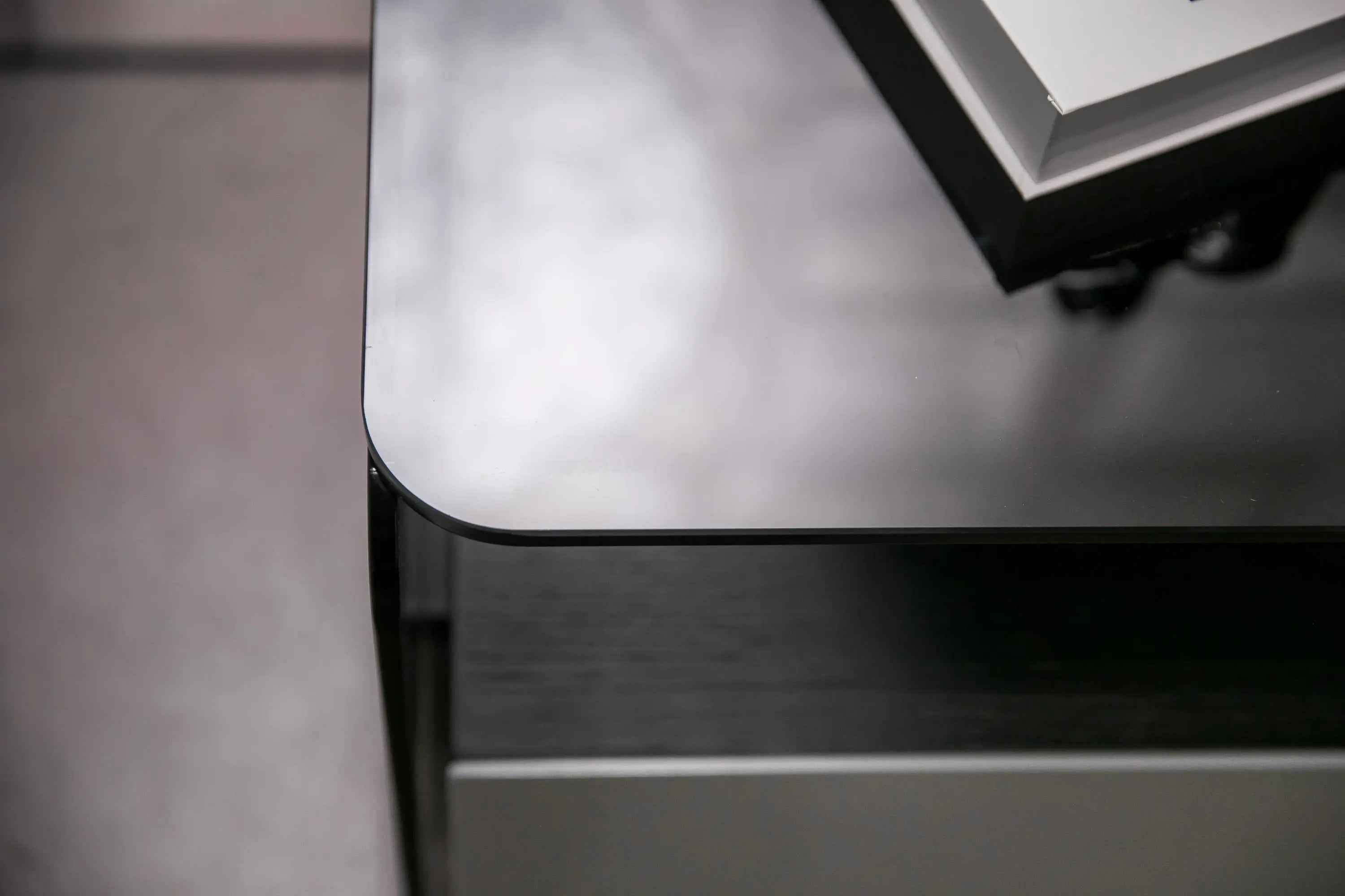 Table de chevet minimaliste en verre noir pour chambres modernes