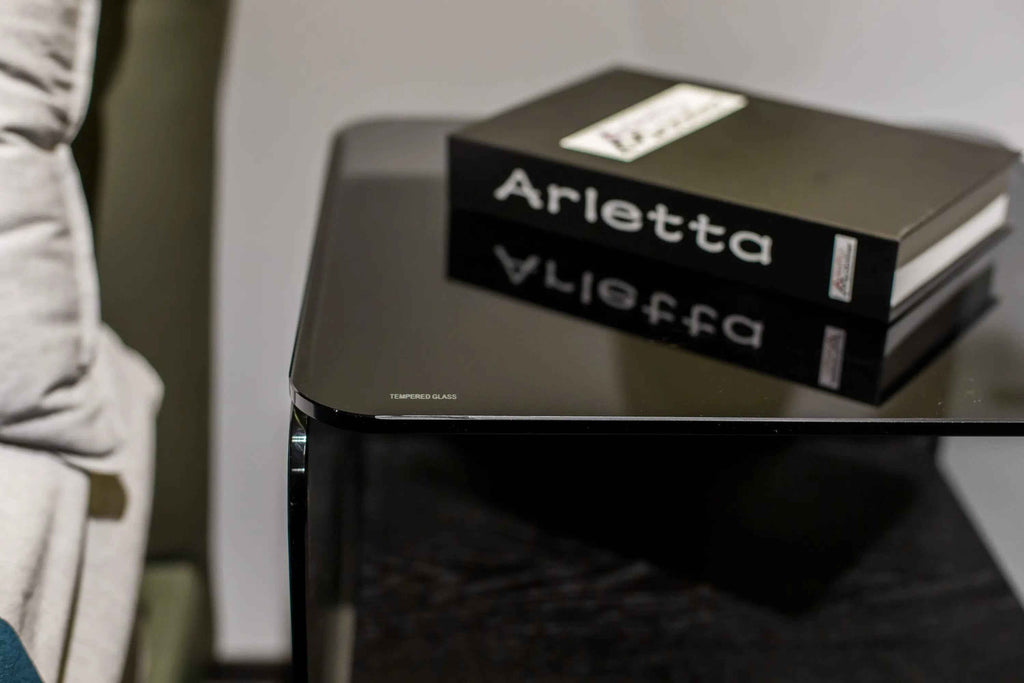 Table de chevet minimaliste en verre noir pour chambres modernes
