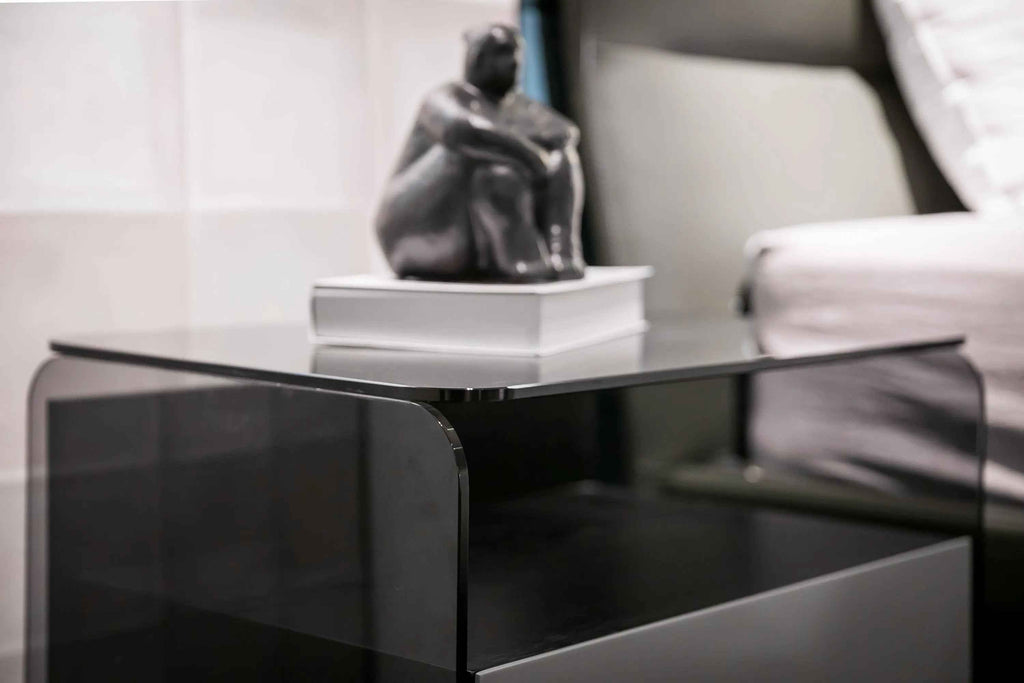 Table de chevet minimaliste en verre noir pour chambres modernes