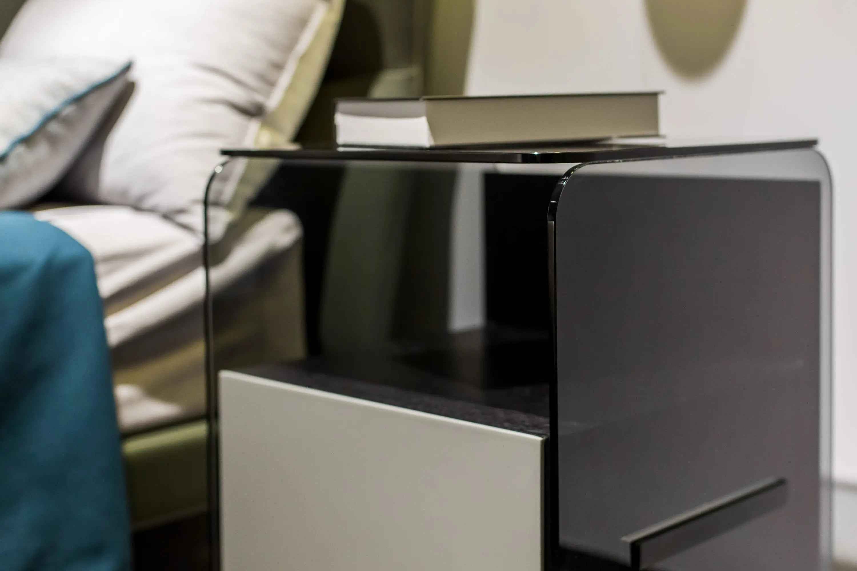 Table de chevet minimaliste en verre noir pour chambres modernes