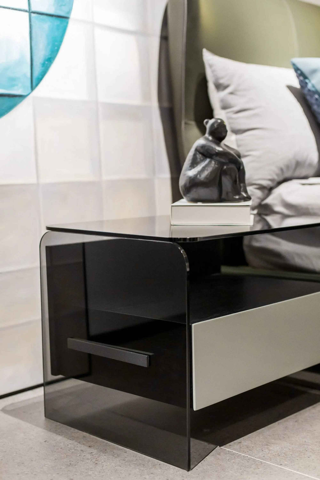 Table de chevet minimaliste en verre noir pour chambres modernes