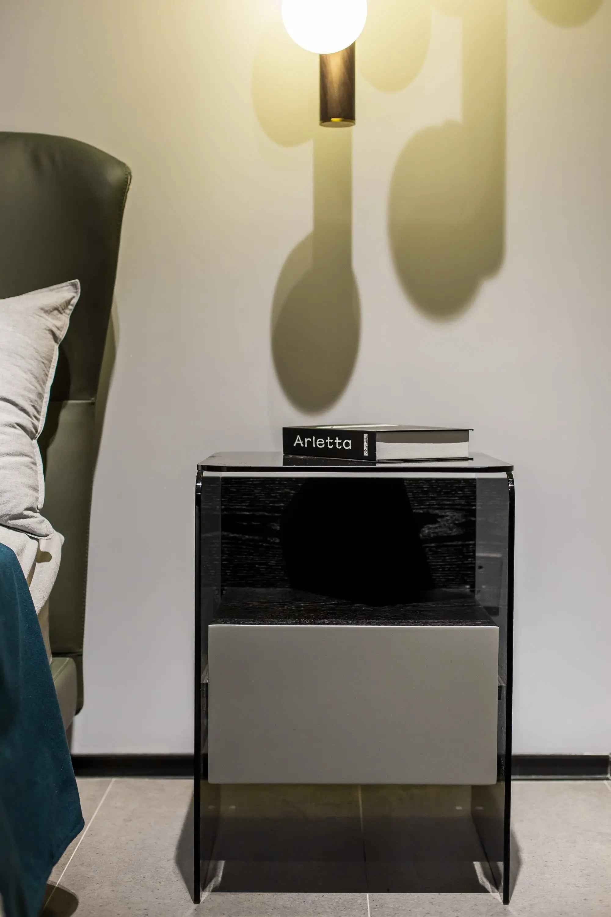 Table de chevet minimaliste en verre noir pour chambres modernes
