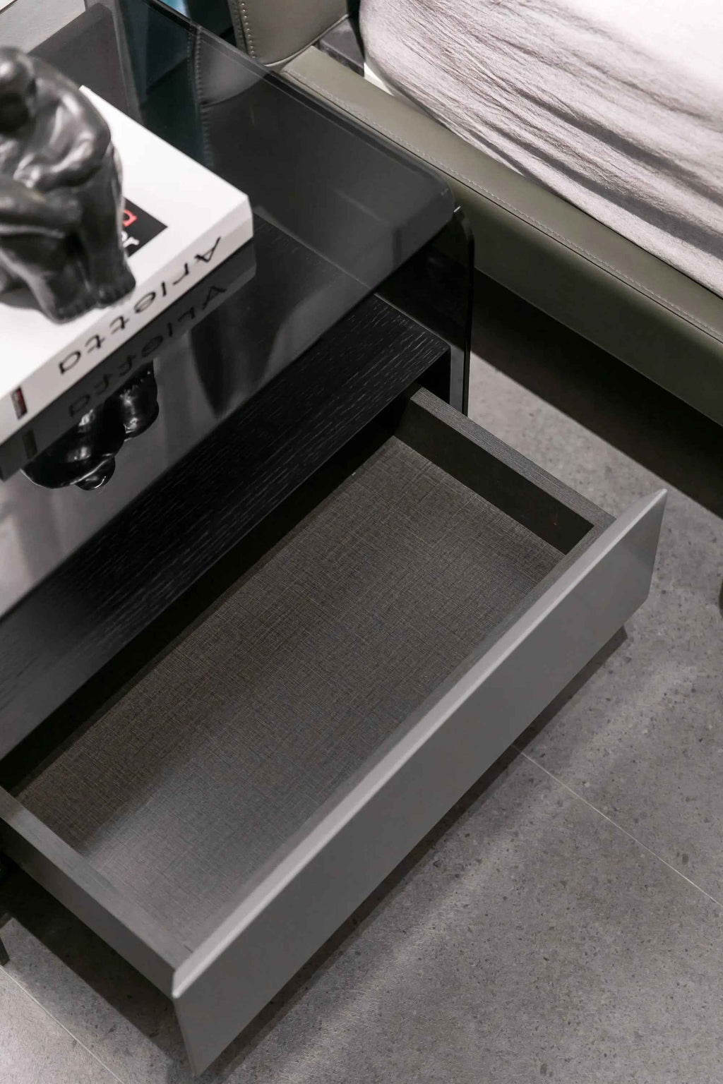 Table de chevet minimaliste en verre noir pour chambres modernes