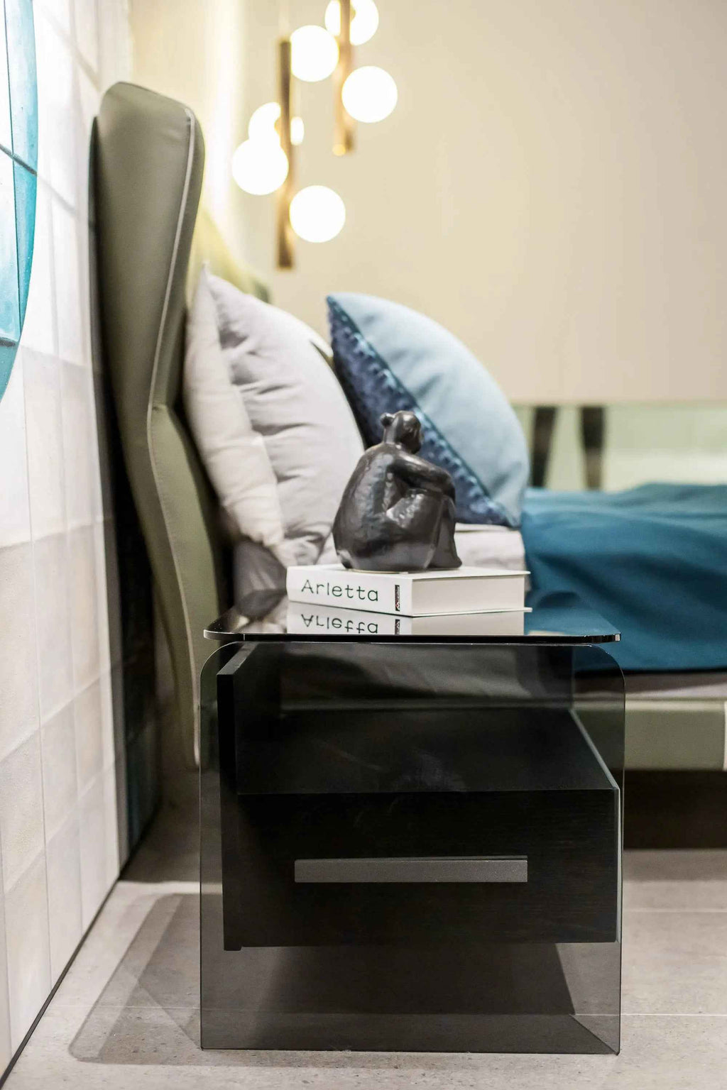 Table de chevet minimaliste en verre noir pour chambres modernes