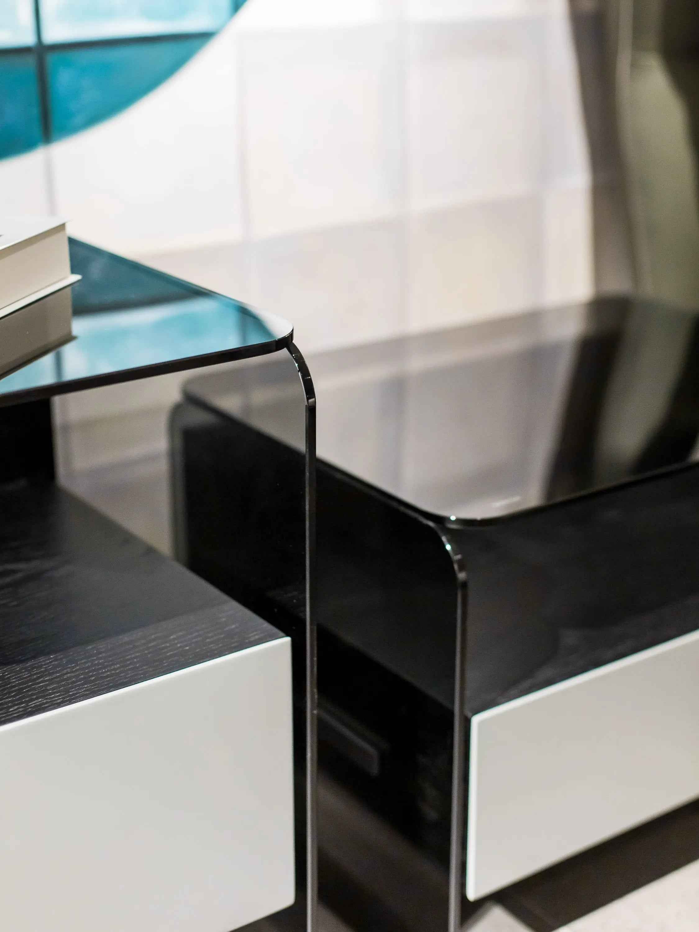 Table de chevet minimaliste en verre noir pour chambres modernes