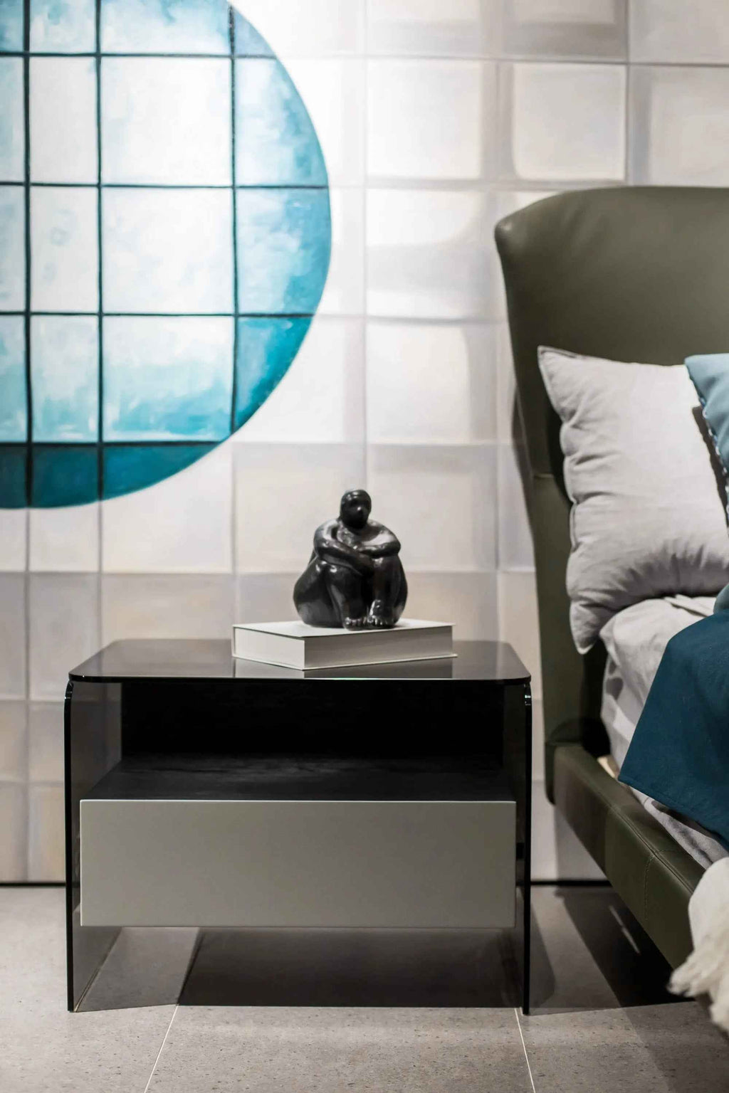 Table de chevet minimaliste en verre noir pour chambres modernes