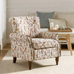 Fauteuil en bois traditionnel Araceli, rembourré à motifs floraux, avec dossier à oreilles et garniture cloutée | ART OF LIVING DESIGNS
