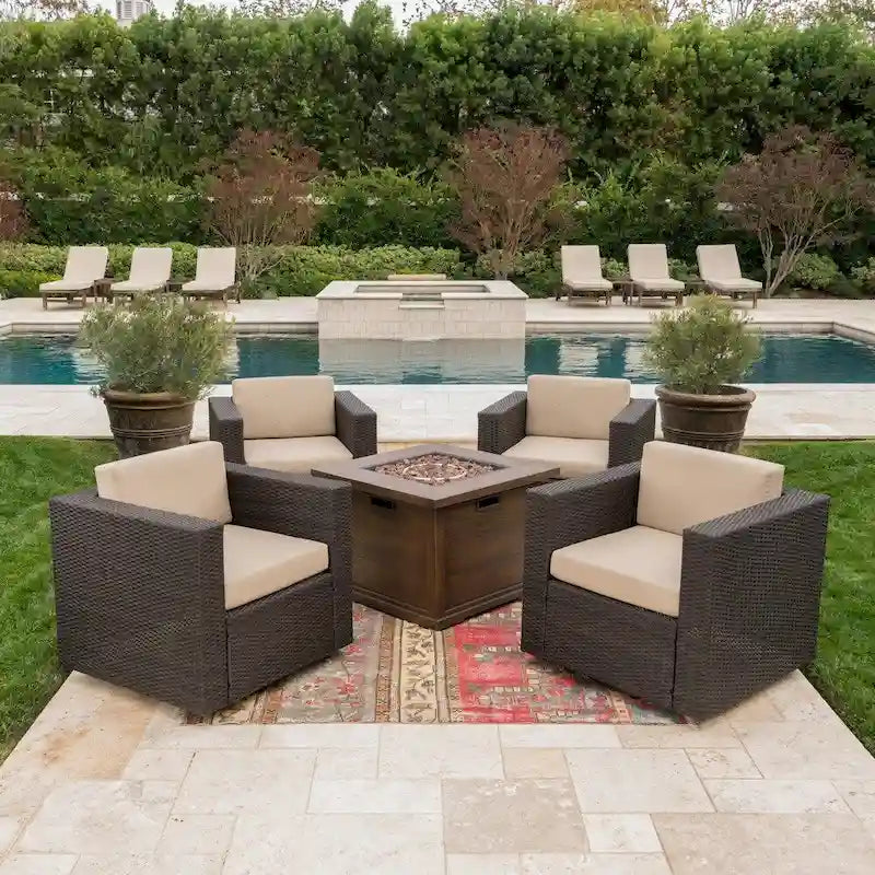 Ensemble de 4 fauteuils de club pivotants en osier Achton Outdoor avec foyer carré par Christopher Knight Home