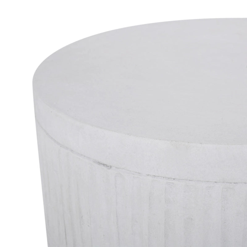 Table d'appoint d'extérieur légère en béton Travis par Christopher Knight Home