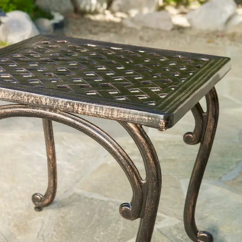 Table d'appoint d'extérieur McKinley en fonte (lot de 2) par Christopher Knight Home
