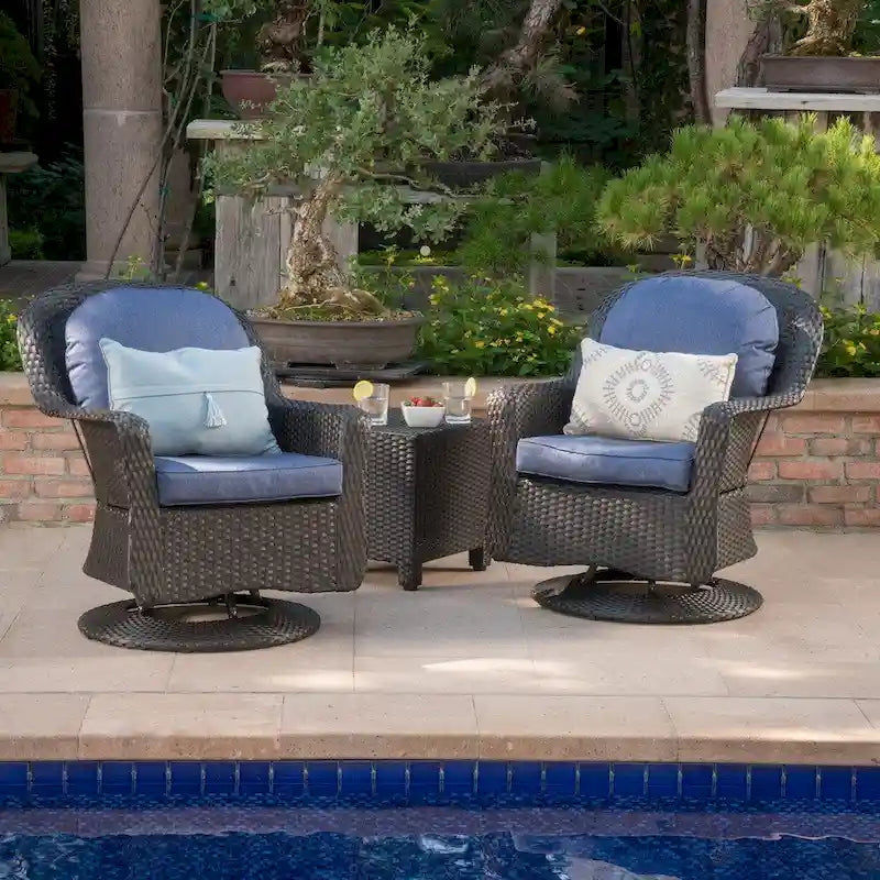 Liam, ensemble de 3 sièges pivotants en osier avec coussins par Christopher Knight Home