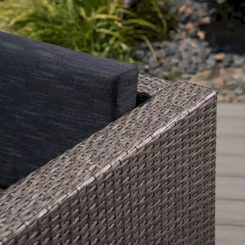Causeuse d'extérieur en osier Puerta avec coussin par Christopher Knight Home