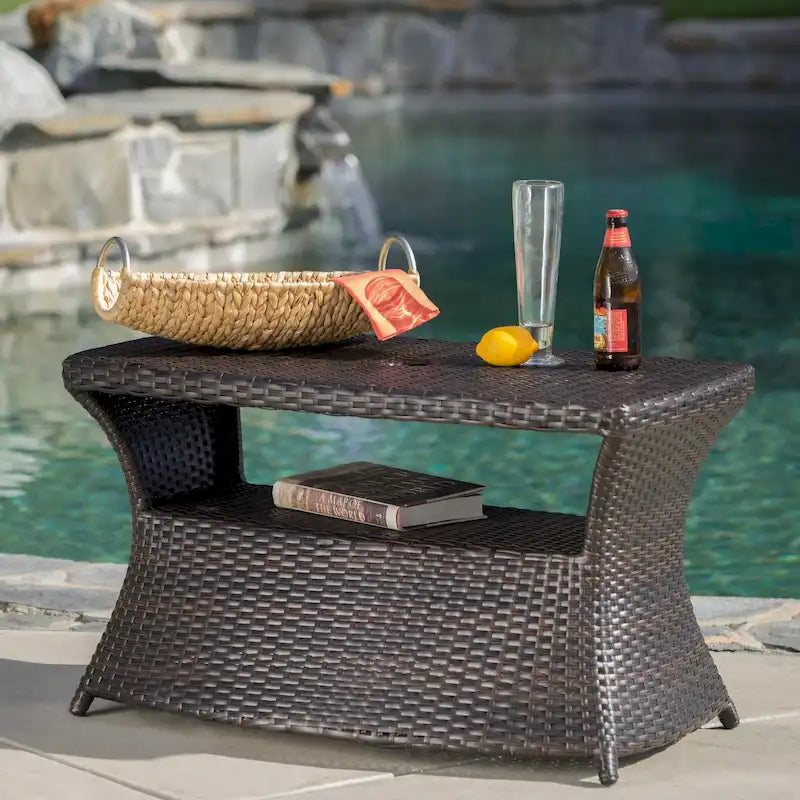 Table d'appoint d'extérieur en osier Berkeley avec trou pour parasol par Christopher Knight Home - 49,5H x 86,4L x 55,9P cm