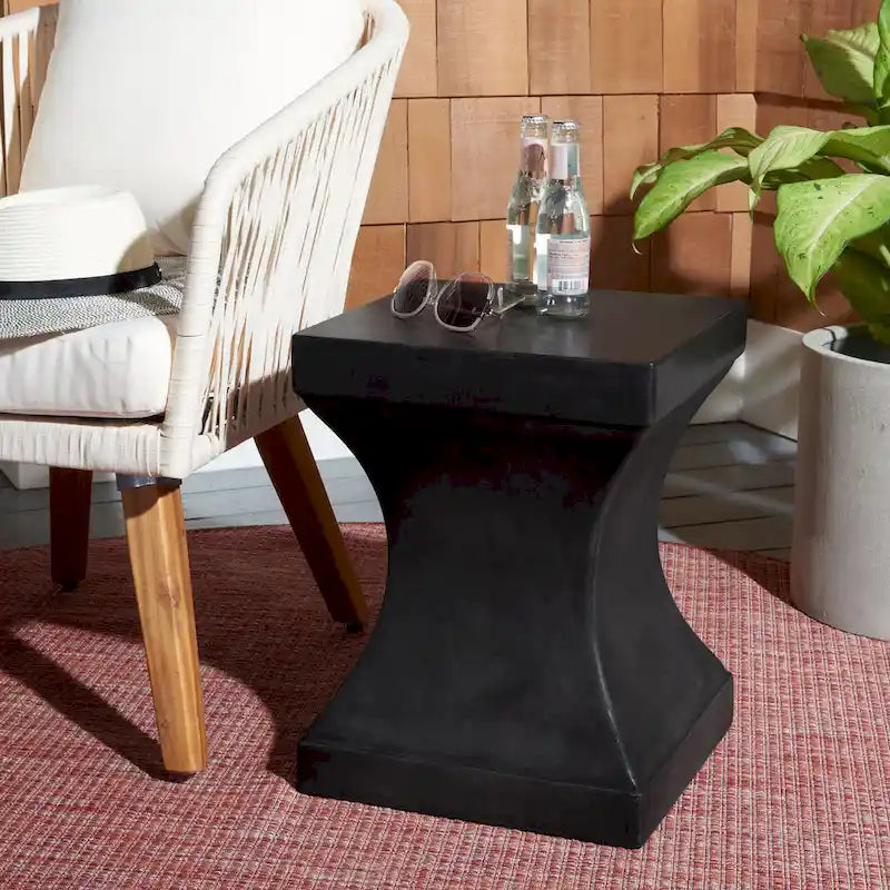 SAFAVIEH Outdoor Selvaggia Table d'appoint d'intérieur/extérieur en béton - 13,7 L x 13,7 l x 17,7 H - 14lx14Px18H