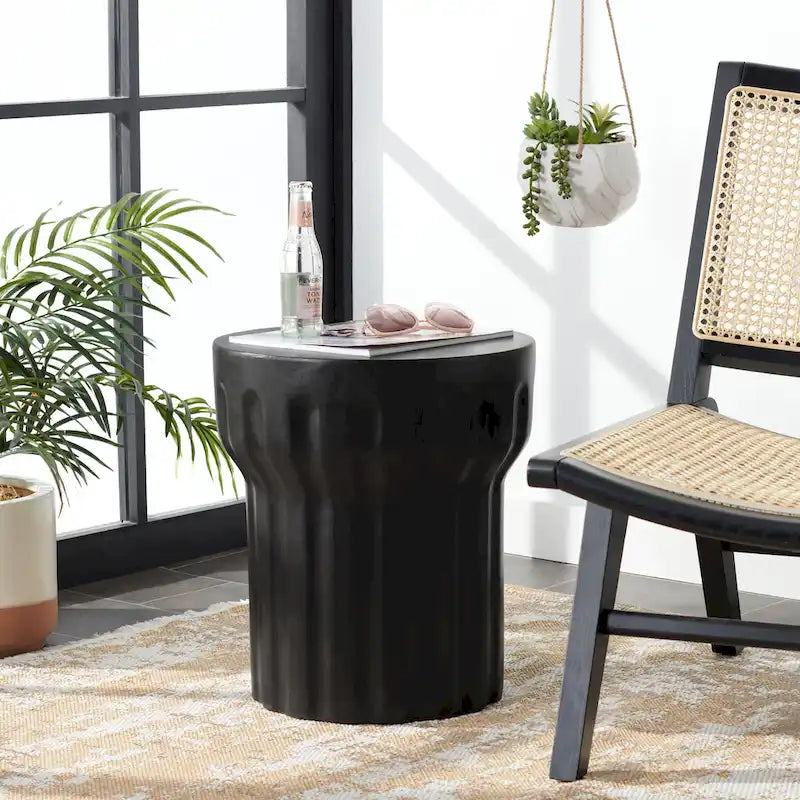 SAFAVIEH Ulya Indoor/ Outdoor Modern Black Concrete Round Accent Table - 15.7 W x 15.7 L x 17.7 H - 16Wx16Dx18H