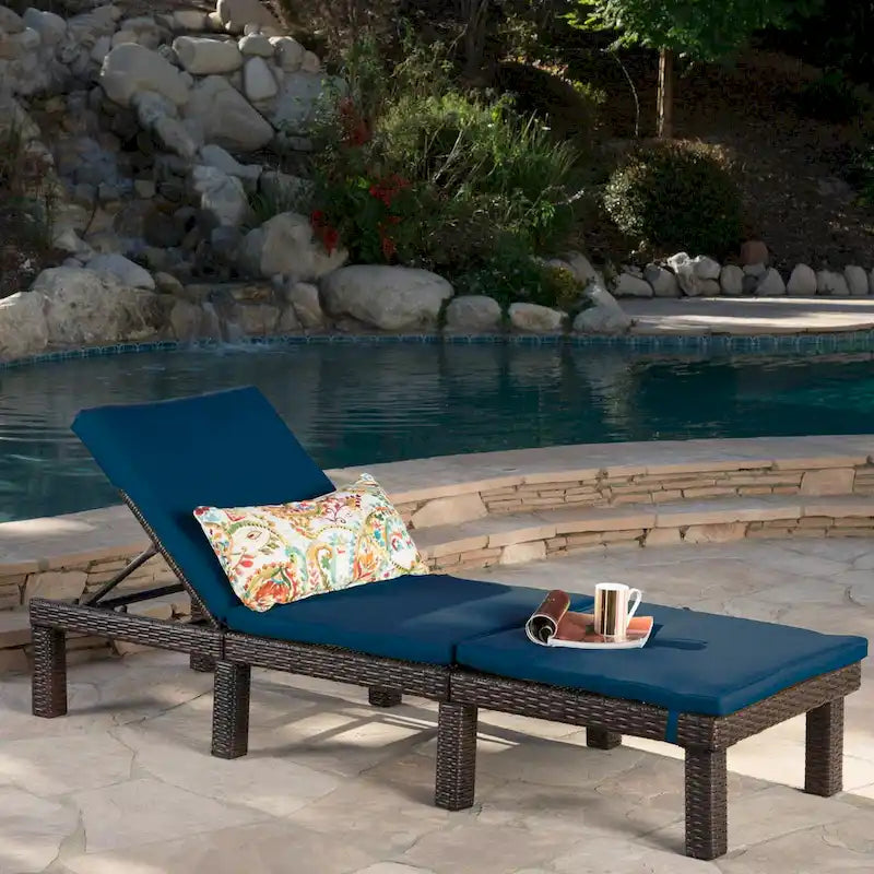 Chaise longue d'extérieur Jamaica avec coussin par Christopher Knight Home