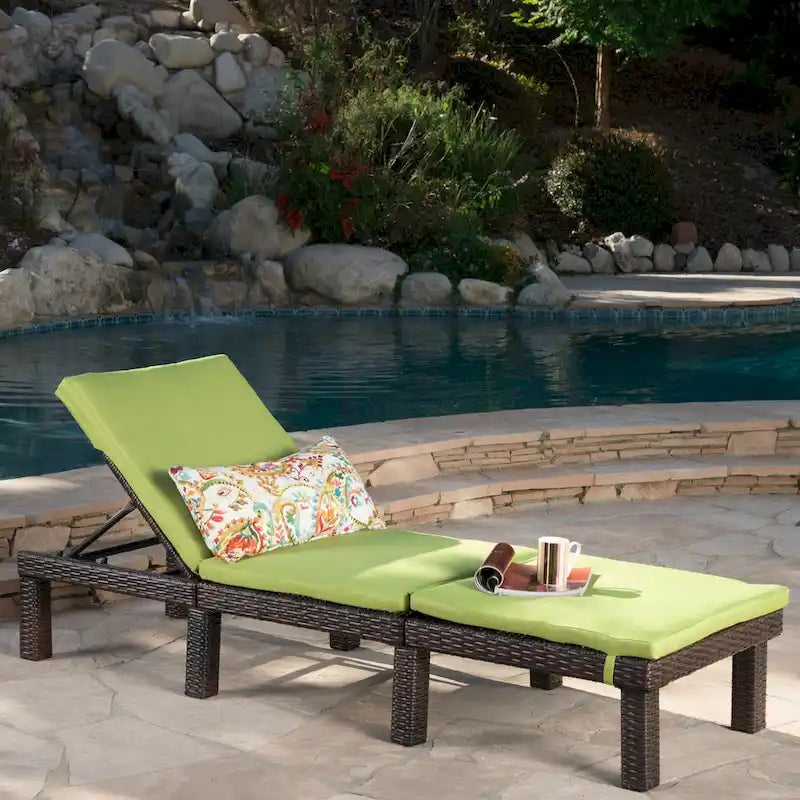Chaise longue d'extérieur Jamaica avec coussin par Christopher Knight Home