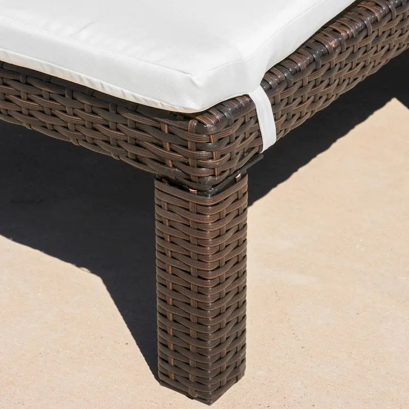 Chaise longue d'extérieur Jamaica avec coussin par Christopher Knight Home