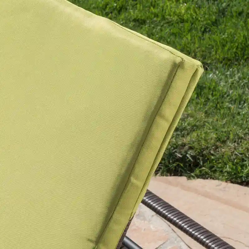 Chaise longue d'extérieur Jamaica avec coussin par Christopher Knight Home