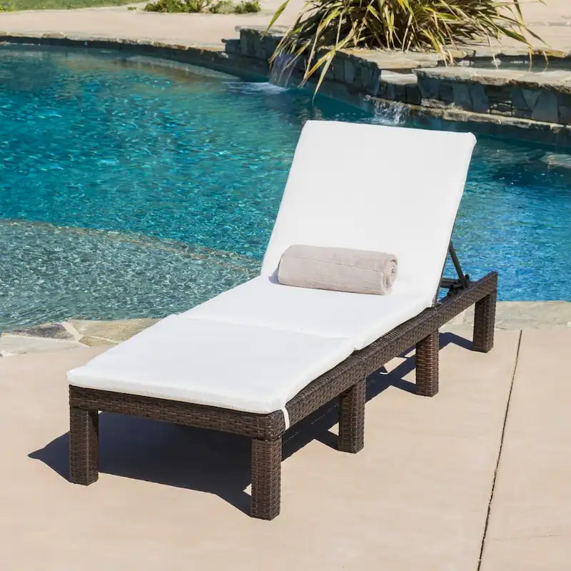 Chaise longue d'extérieur Jamaica avec coussin par Christopher Knight Home