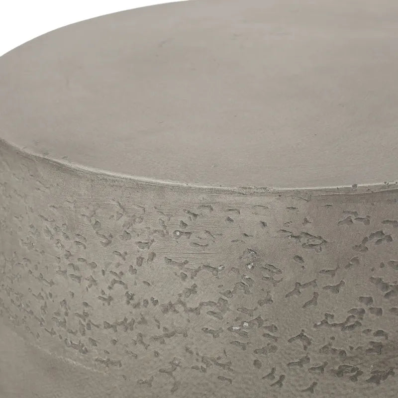 Table d'appoint d'extérieur contemporaine légère en béton Orion de Christopher Knight Home - 19.00L x 19.00P x 16.25H