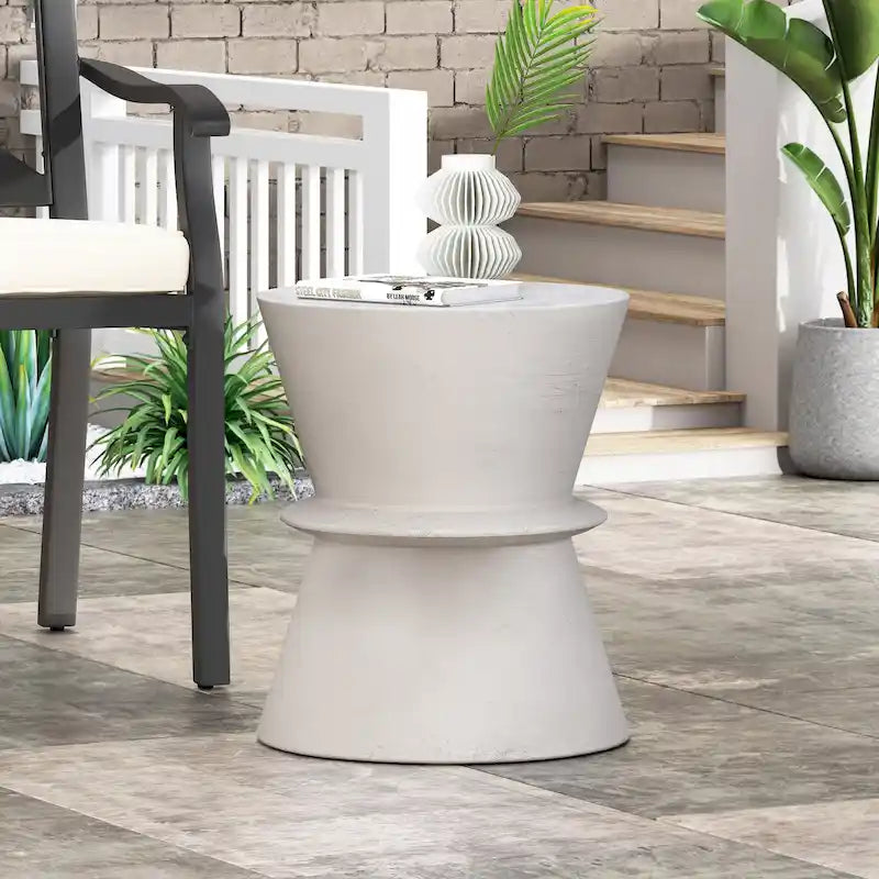 Table d'appoint d'extérieur légère en béton Aragon par Christopher Knight Home