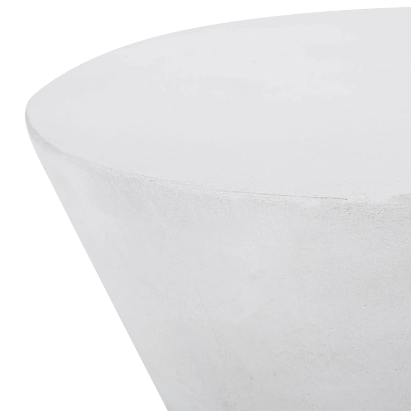 Table d'appoint d'extérieur légère en béton Aragon par Christopher Knight Home