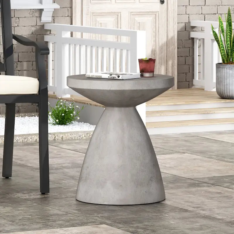 Table d'appoint d'extérieur en béton léger Bissell par Christopher Knight Home
