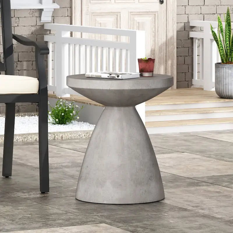 Table d'appoint d'extérieur en béton léger Bissell par Christopher Knight Home