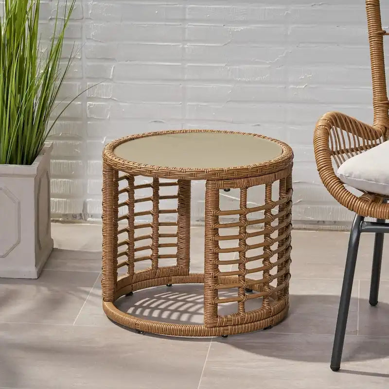 Table d'appoint Tatiana en osier moderne de style bohème avec plateau en verre trempé par Christopher Knight Home