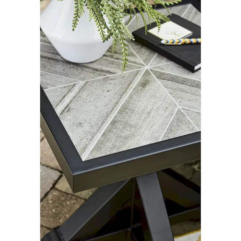 Table d'appoint carrée d'extérieur Beachcroft avec plateau en porcelaine - 22,25 L x 22,25 P x 22,25 H