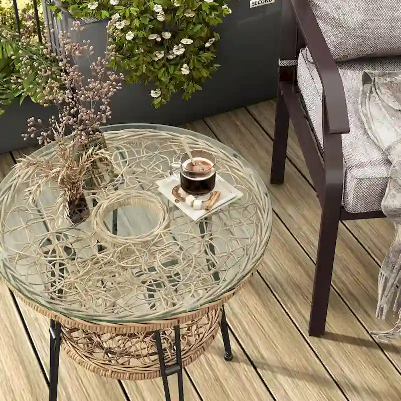Table basse d'extérieur ronde Dana Boho de 19 po en osier avec plateau en verre trempé et pieds en métal par M&L Co.