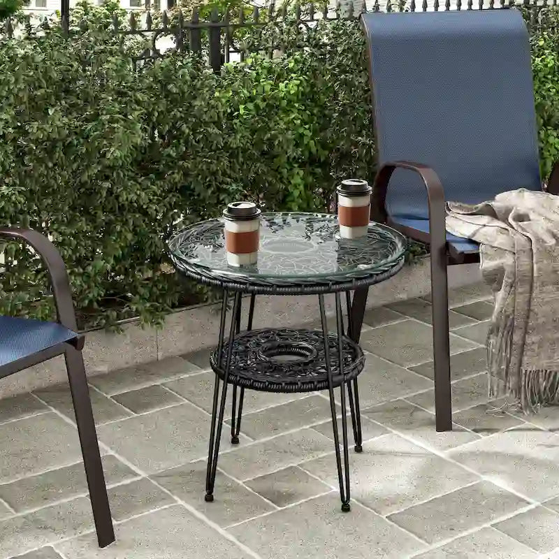 Table basse d'extérieur ronde Dana Boho de 19 po en osier avec plateau en verre trempé et pieds en métal par M&L Co.