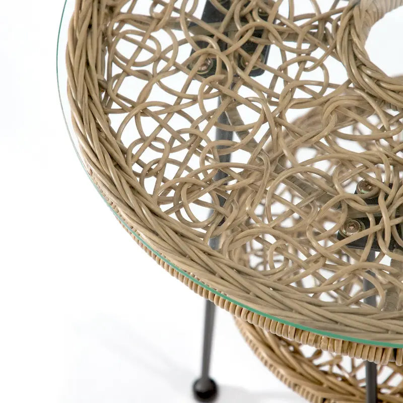 Table basse d'extérieur ronde Dana Boho de 19 po en osier avec plateau en verre trempé et pieds en métal par M&L Co.