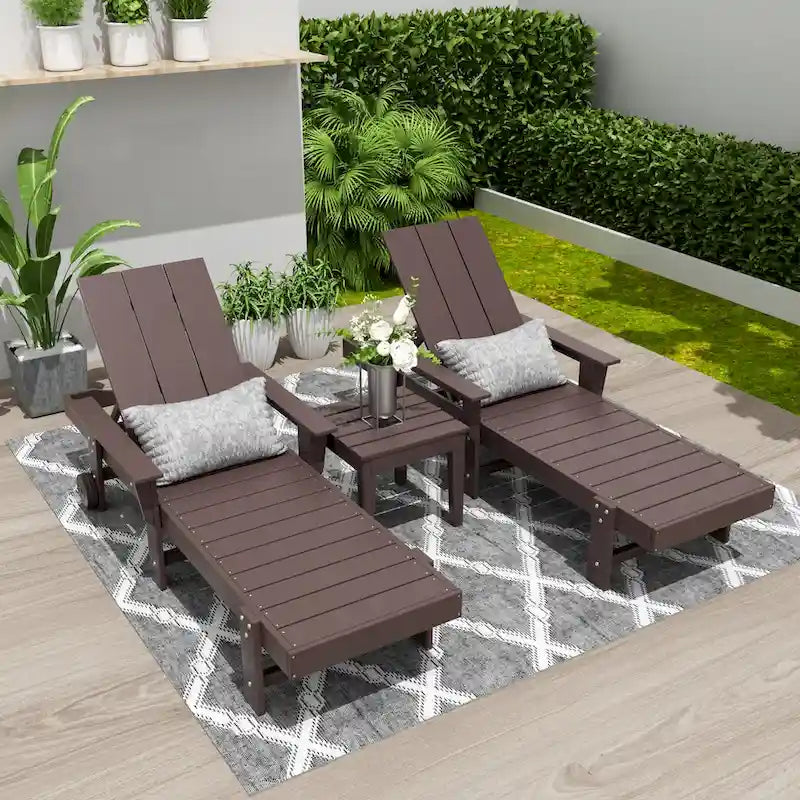 Chaise longue inclinable moderne et écologique Polytrends Shoreside en polypropylène avec accoudoirs, roulettes et table d'appoint (ensemble 3 pièces)