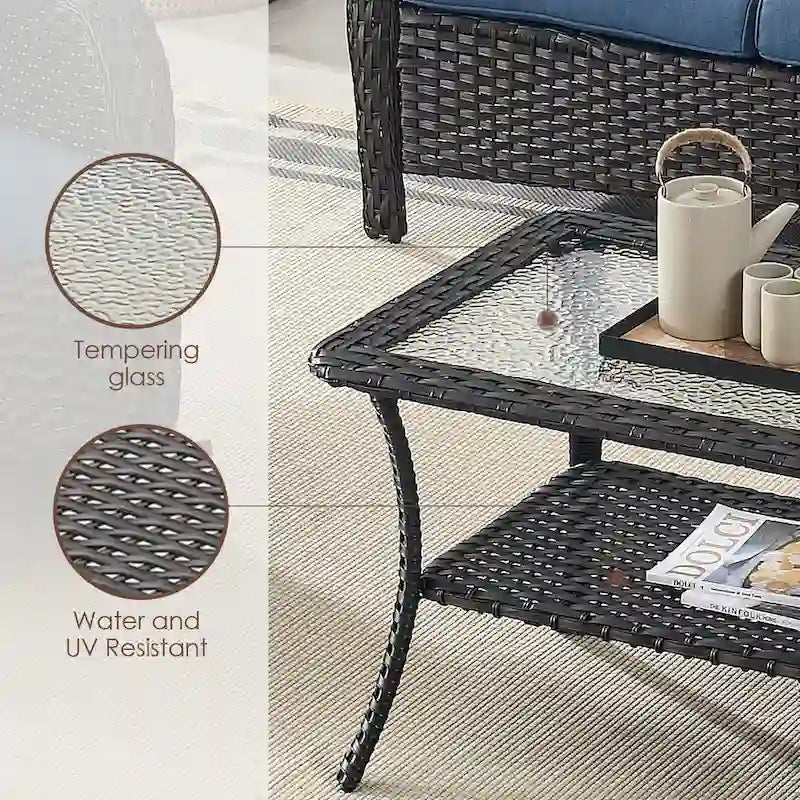 Table basse d'extérieur en osier avec plateau en verre