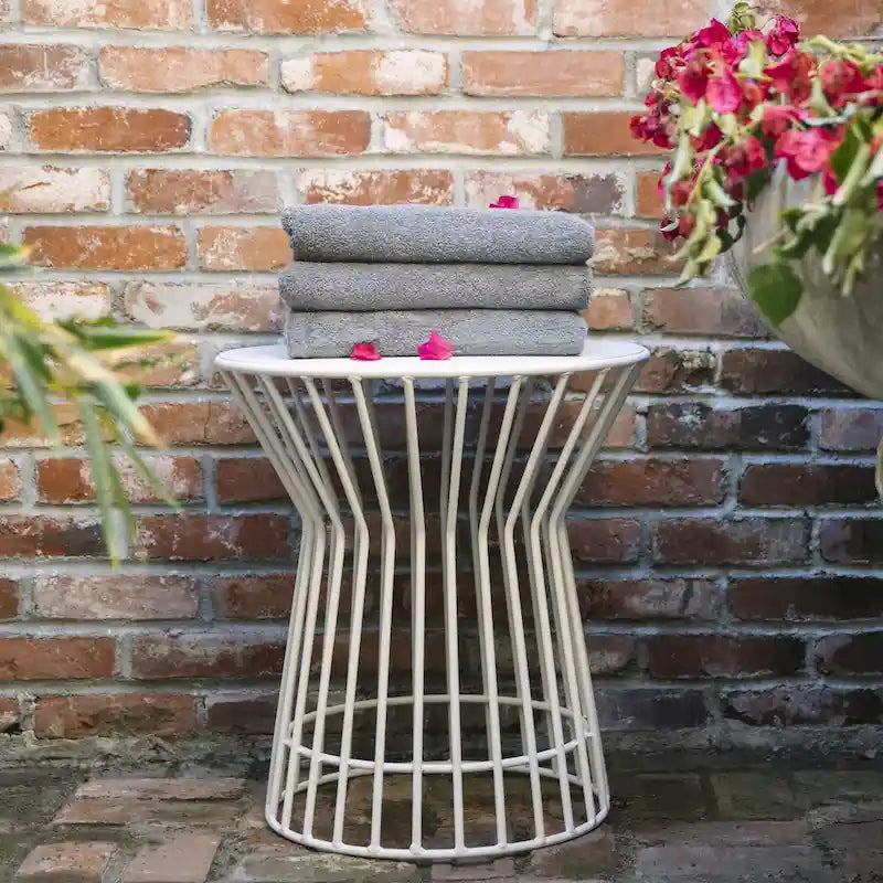 Table d'appoint Roberta de la collection Novogratz Poolside Gossip, utilisable en intérieur comme en extérieur