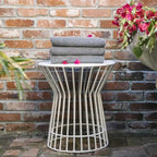 Table d'appoint Roberta de la collection Novogratz Poolside Gossip, utilisable en intérieur comme en extérieur
