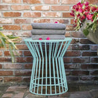 Table d'appoint Roberta de la collection Novogratz Poolside Gossip, utilisable en intérieur comme en extérieur
