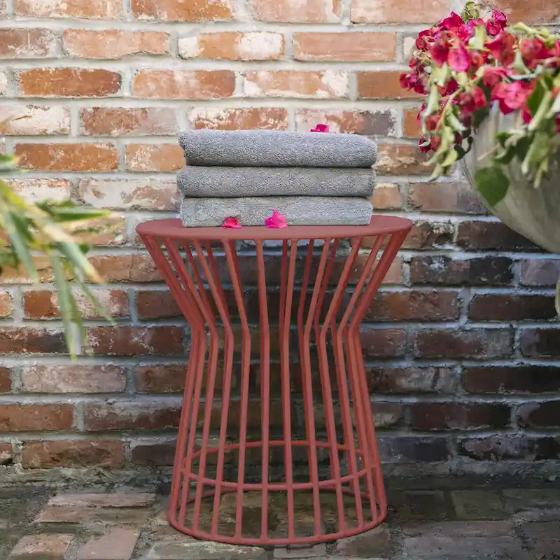 Table d'appoint Roberta de la collection Novogratz Poolside Gossip, utilisable en intérieur comme en extérieur