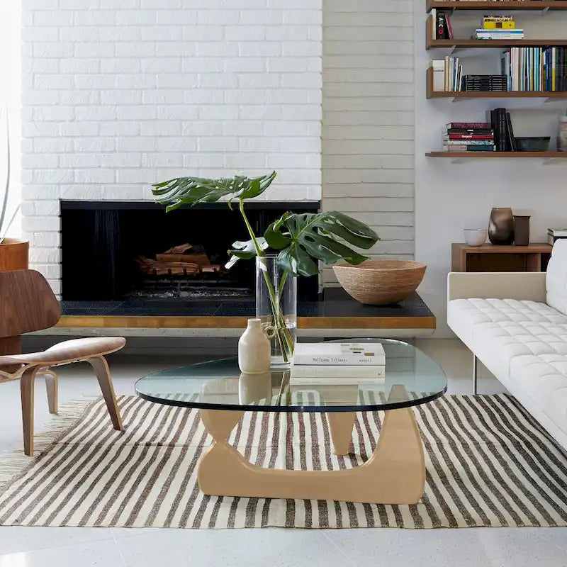 Table basse moderne triangulaire en verre Noguchi avec base en bois de cerisier